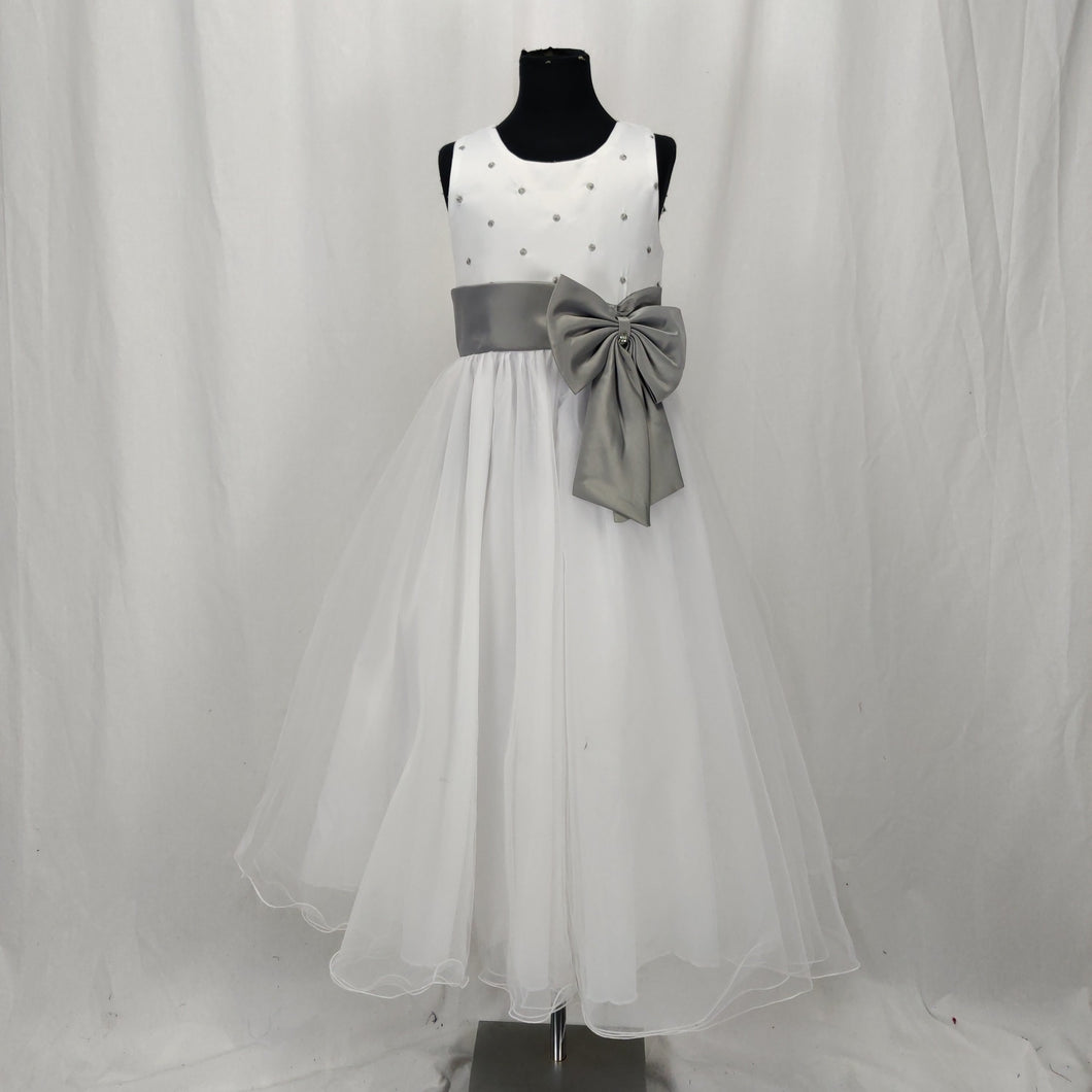Hvid kjole med grå sløjfe