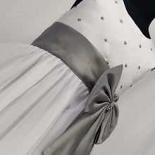 Indlæs billede til gallerivisning Hvid kjole med grå sløjfe
