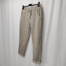 Indlæs billede til gallerivisning New Collection 1180 Beige dame bukser med elastik |
